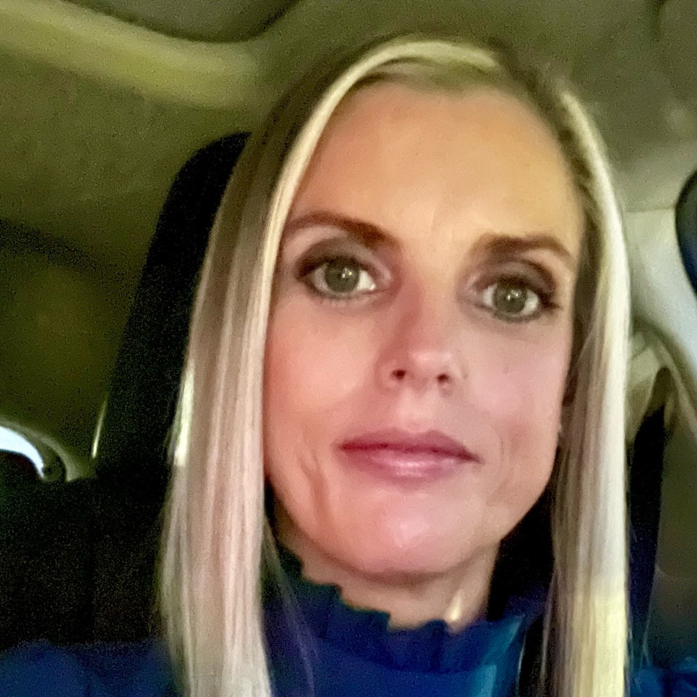 Meet your Posher, Kelli.  🌸🌺